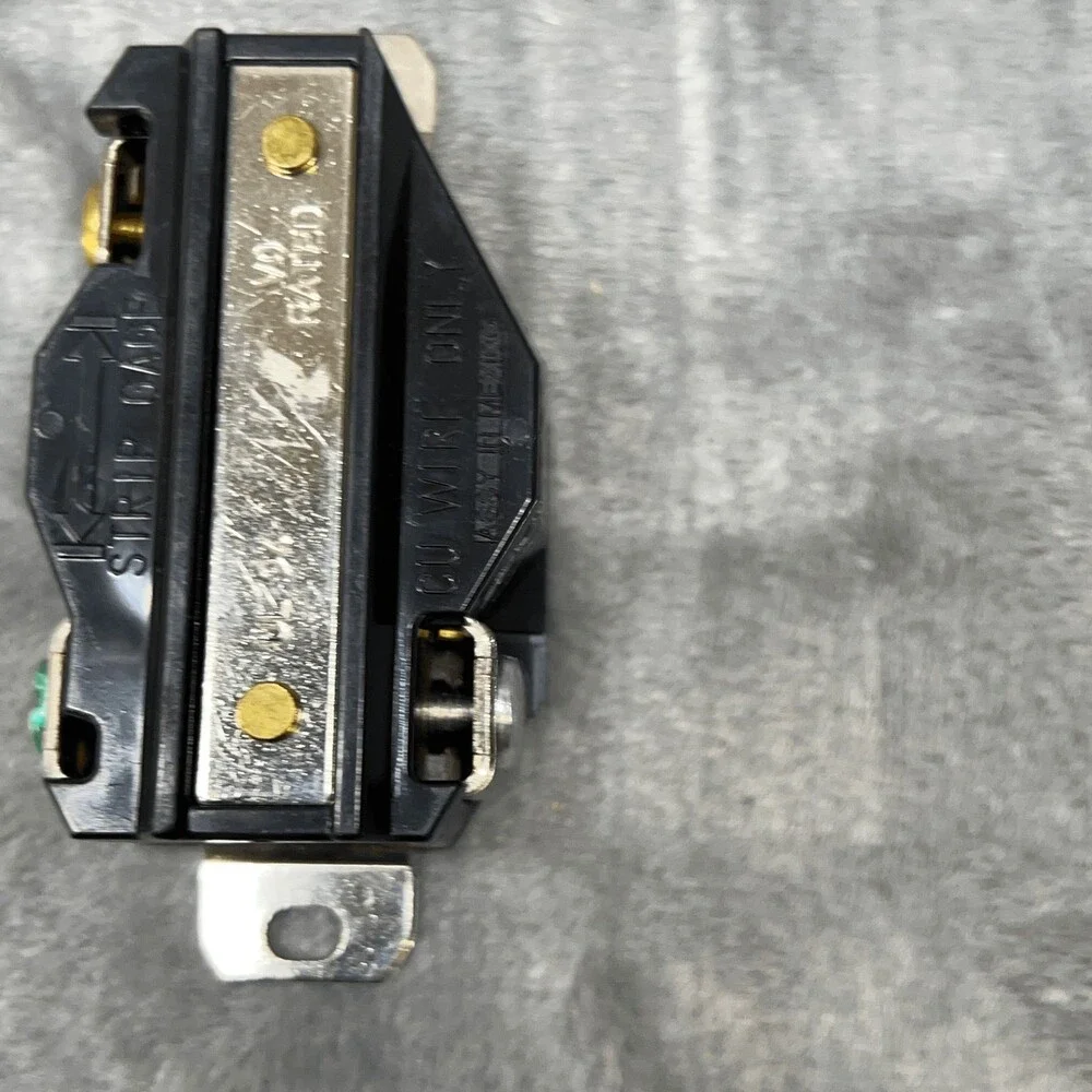Leviton 2320 L5-20R Locking Receptacle Outlet 20A 125V 2 Pole 3 Wire Grounding